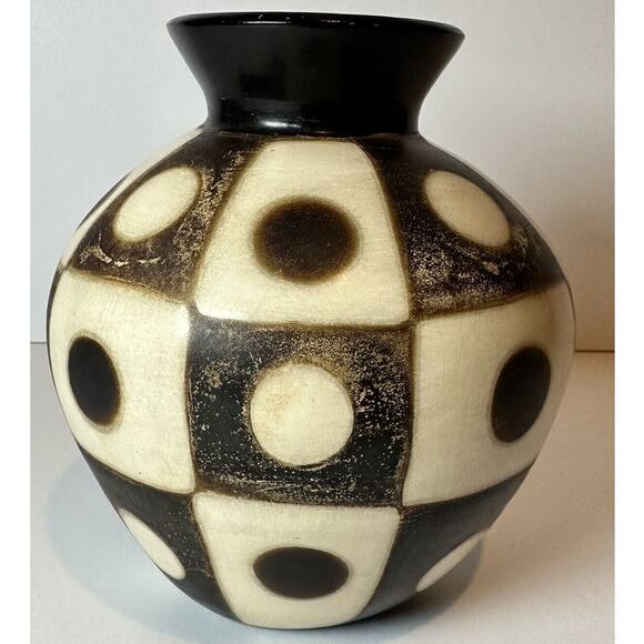 Valeriano Paz Folk Art Pottery Vase Chulucanas Peru Brown White Geometric Signed - Picture 2 of 7